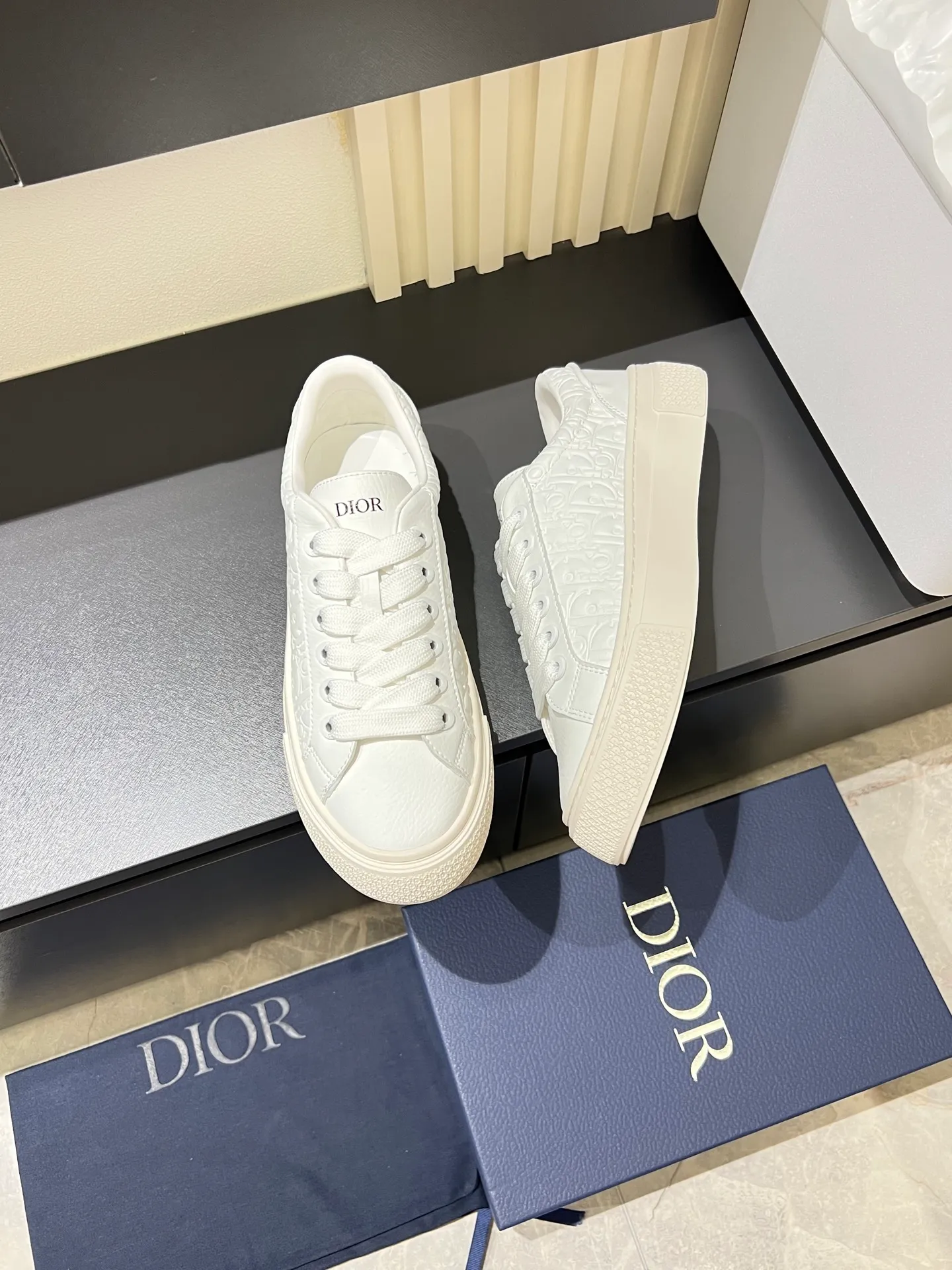 p440 DIOR* Dior B33 sneakers, brown and cream-white jacquard fabric with brown high mercerized suede upper, new for fall 2025, reinterpretation of classic tennis shoes, with a stylish silhouette that highlights a thick feel. Crafted from brown and cream-white jacquard with Oblique print and suede panels, it features a distinctive padded tongue embossed with the Dior signature, wide blue mohair laces and brass eyelets with a matte brown finish. The cream-white Dior Oblique patterned rubber sole, enhanced by the contrasting Dior 30 Avenue Montaigne signature on the rear, adds a stylish edge to casual looks. Men's model 38-44 (45 is custom-made and cannot be returned or exchanged)